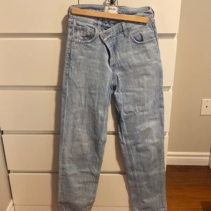 aritzia criss cross agold jeans, sizee 22 but will fit a size 24